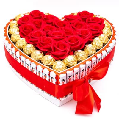 Cadou Anul Nou Aranjament Floral Kinder Ferrero Love 19 trandafiri 30 cm